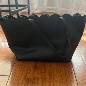 Large bag with scallop detail